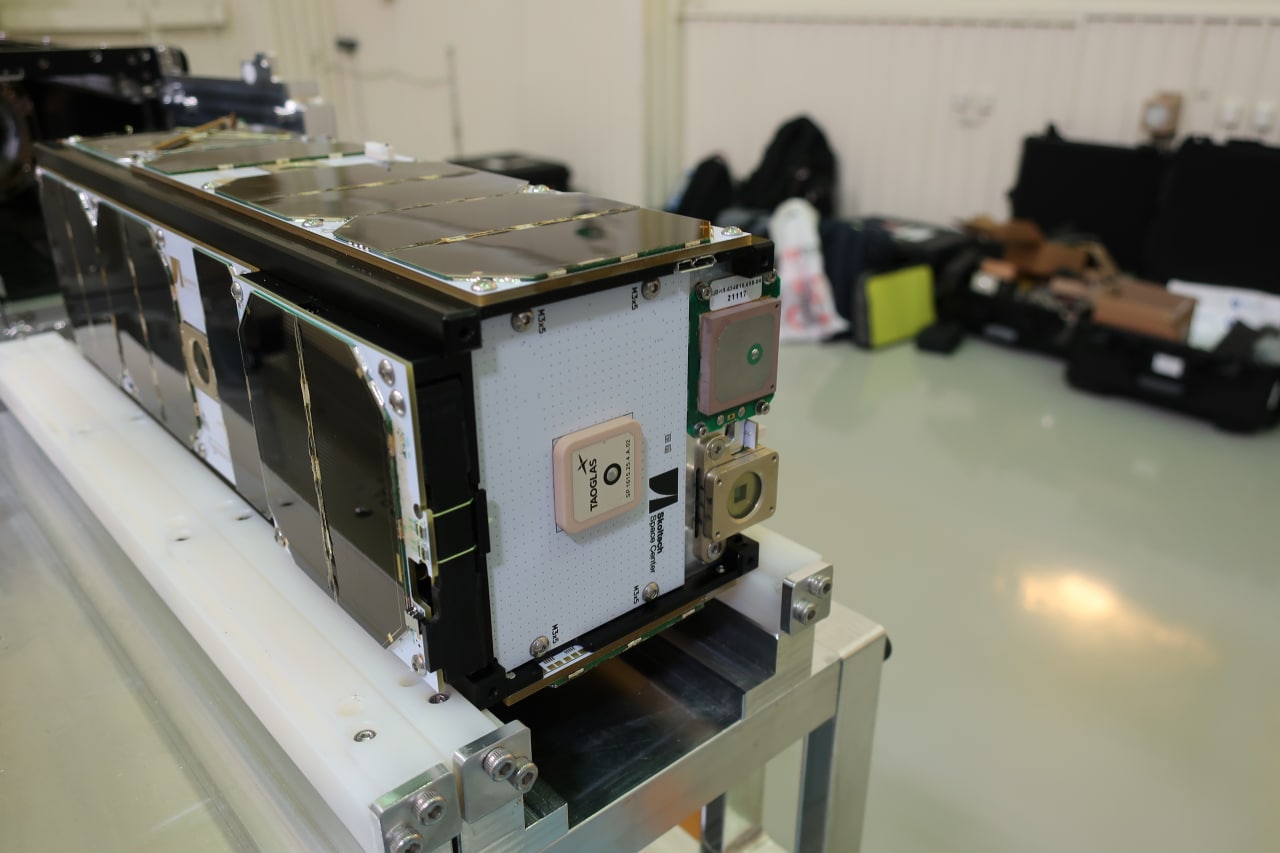 Снаряжение пусковых контейнеров спутниками. Август 2022 года. Байконур.